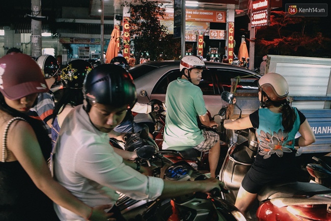 Chùm ảnh ngộp thở về tình trạng kẹt xe bất kể ngày giờ ở Sài Gòn vào những ngày cuối năm - Ảnh 10.