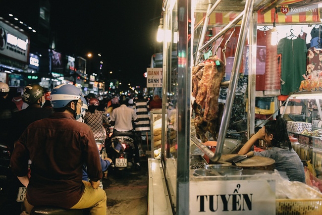 Chùm ảnh ngộp thở về tình trạng kẹt xe bất kể ngày giờ ở Sài Gòn vào những ngày cuối năm - Ảnh 11.