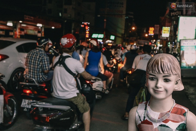 Chùm ảnh ngộp thở về tình trạng kẹt xe bất kể ngày giờ ở Sài Gòn vào những ngày cuối năm - Ảnh 18.