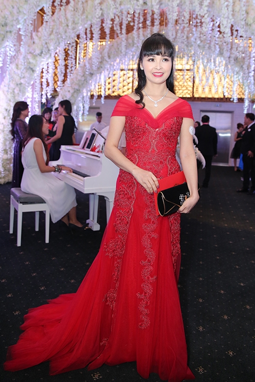 truc-tiep-nghe-si-di-du-dam-cuoi-tran-thanh-hari-won-3
