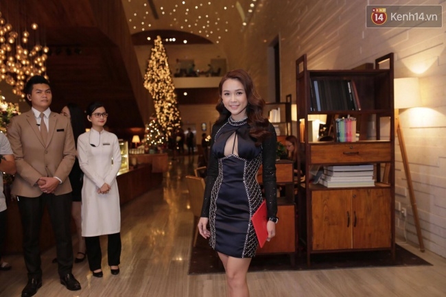Thảm đỏ: Dàn sao khủng Vbiz xúng xính váy áo dự đám cưới Trấn Thành và Hari Won - Ảnh 2.