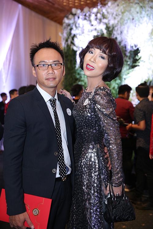 truc-tiep-tran-thanh-hari-won-cuoi-tit-don-tiep-khach-moi-du-cuoi-7