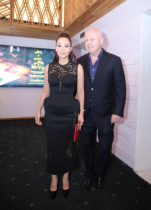 truc-tiep-tran-thanh-hari-won-cuoi-tit-don-tiep-khach-moi-du-cuoi-11