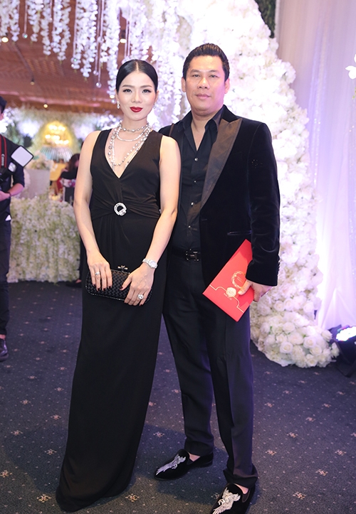 tran-thanh-hari-won-cuoi-tit-don-tiep-rung-sao-du-dam-cuoi-11