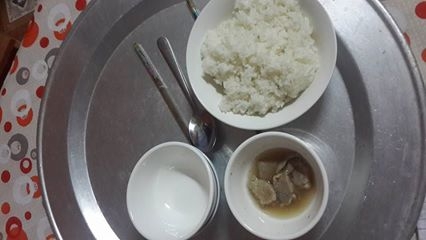 Phàn nàn mẹ chồng về bữa cơm ở cữ, nàng dâu bị mắng “con rồ”, “dốt nát” - Ảnh 1.