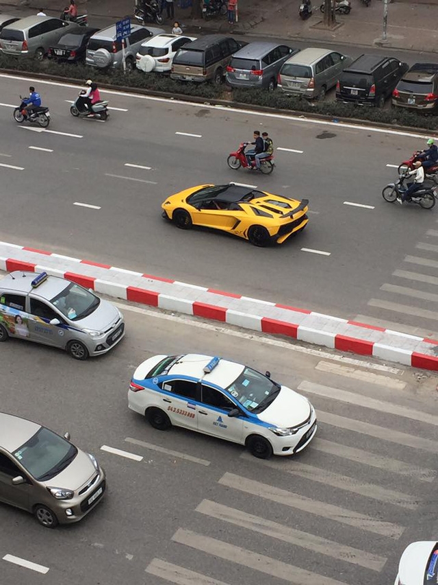 Siêu xe Lamborghini Aventador SV mui trần dạo chơi Giáng sinh tại Hà Nội - Ảnh 1.