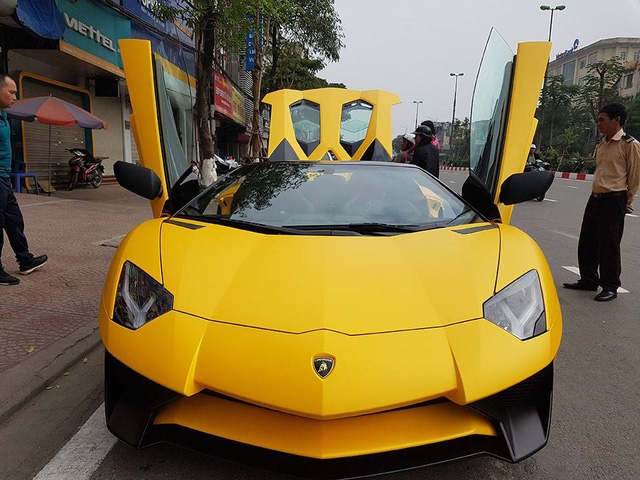 Siêu xe Lamborghini Aventador SV mui trần dạo chơi Giáng sinh tại Hà Nội - Ảnh 2.