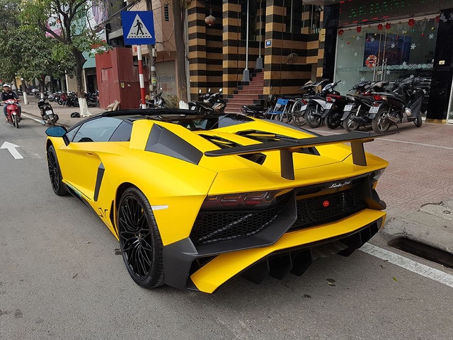 Siêu xe Lamborghini Aventador SV mui trần dạo chơi Giáng sinh tại Hà Nội - Ảnh 3.