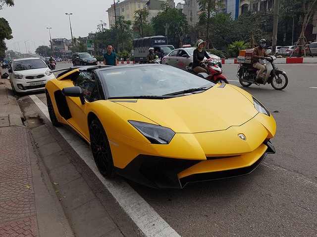 Siêu xe Lamborghini Aventador SV mui trần dạo chơi Giáng sinh tại Hà Nội - Ảnh 5.
