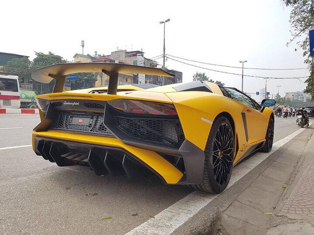 Siêu xe Lamborghini Aventador SV mui trần dạo chơi Giáng sinh tại Hà Nội - Ảnh 6.