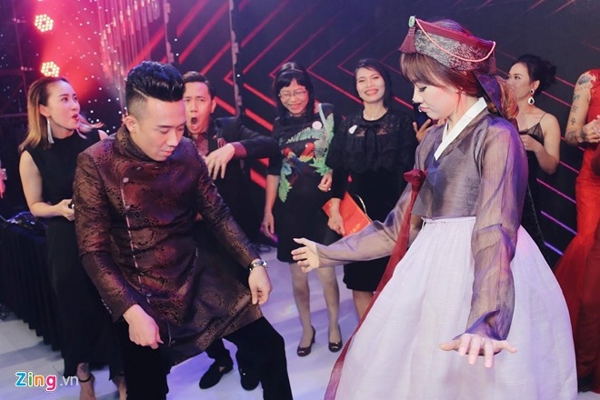 Tran Thanh, Hari nhay sung cung Hoai Linh va dan sao Viet hinh anh 8