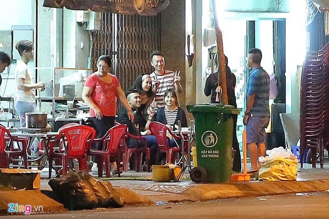 Tran Thanh va Hari Won di an quan via he luc nua dem hinh anh 6