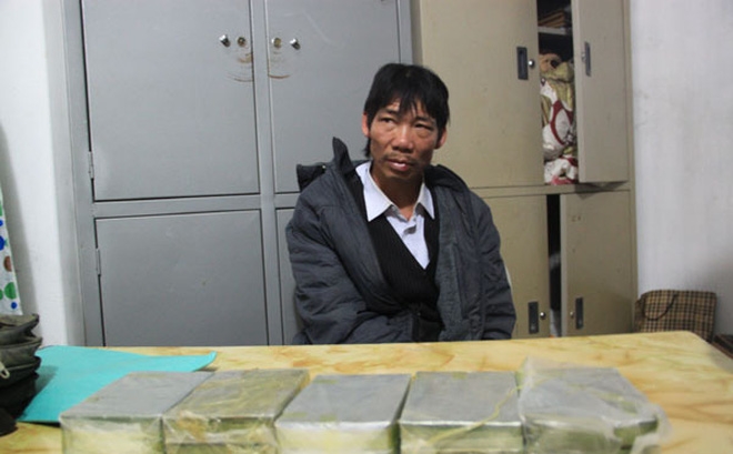 Bị phát hiện vận chuyển 10 bánh heroin, lao xe vào tổ công tác