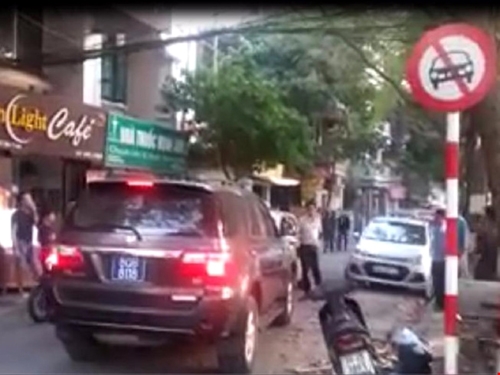  Chiếc xe Toyota Fortuner biển xanh đi vào đường cấm ô tô - Ảnh cắt từ clip 