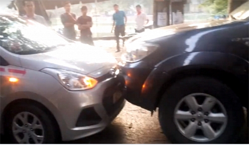  Chiếc xe biển xanh đi vào đường cấm và đấu đầu với chiếc xe taxi (trái) - Ảnh cắt từ clip 
