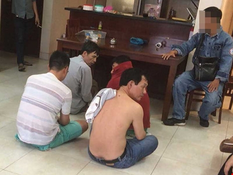 Trinh sát trong vai thợ điện đang bắt giữ các con bạc trong sòng bạc của Phước. (Ảnh: Công an cung cấp)