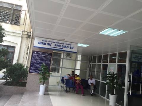 benh vien nhan nhan bang phan biet kham giao su, pho giao su hinh anh 2