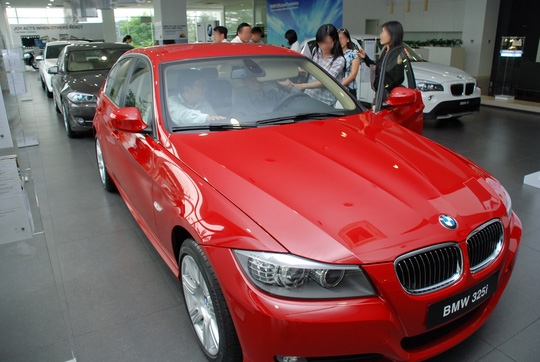  Phòng trưng bày xe BMW của Euro Auto Ảnh: Tấn Thạnh 