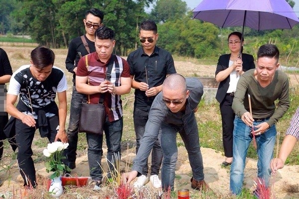 Ca si Tuan Hung cung ban be den tham mo Dat Co hinh anh 1