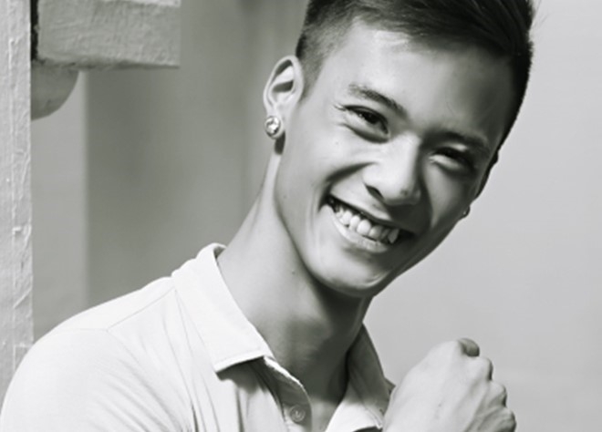 Ca si Tuan Hung cung ban be den tham mo Dat Co hinh anh 2