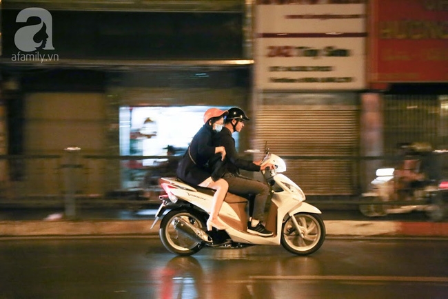Chùm ảnh: Người dân Hà Nội co ro trong đêm mưa rét sau những ngày nắng nóng - Ảnh 3.