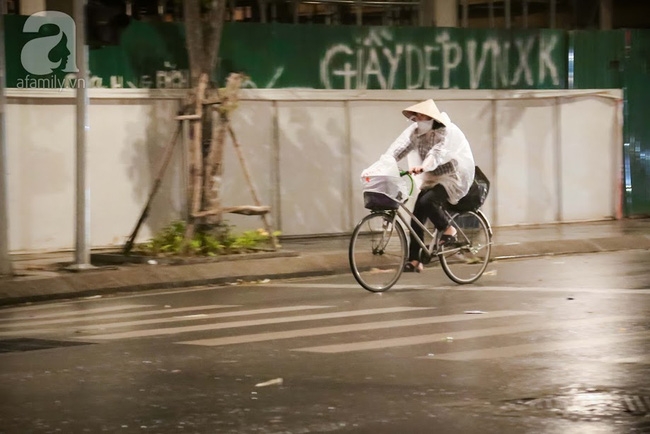 Chùm ảnh: Người dân Hà Nội co ro trong đêm mưa rét sau những ngày nắng nóng - Ảnh 11.