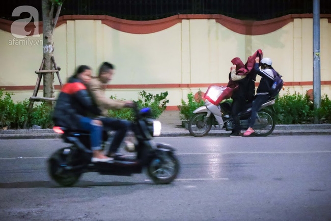 Chùm ảnh: Người dân Hà Nội co ro trong đêm mưa rét sau những ngày nắng nóng - Ảnh 13.
