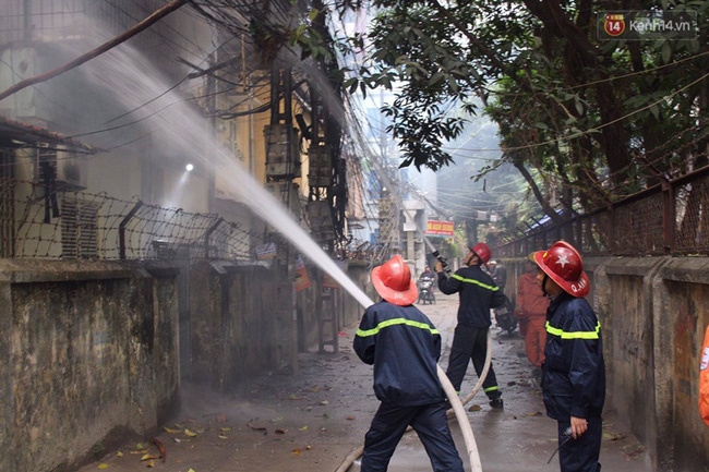 Hà Nội: Các chiến sĩ PCCC động viên đưa cụ ông thoát khỏi ngôi nhà cháy ở Chùa Bộc - Ảnh 5.