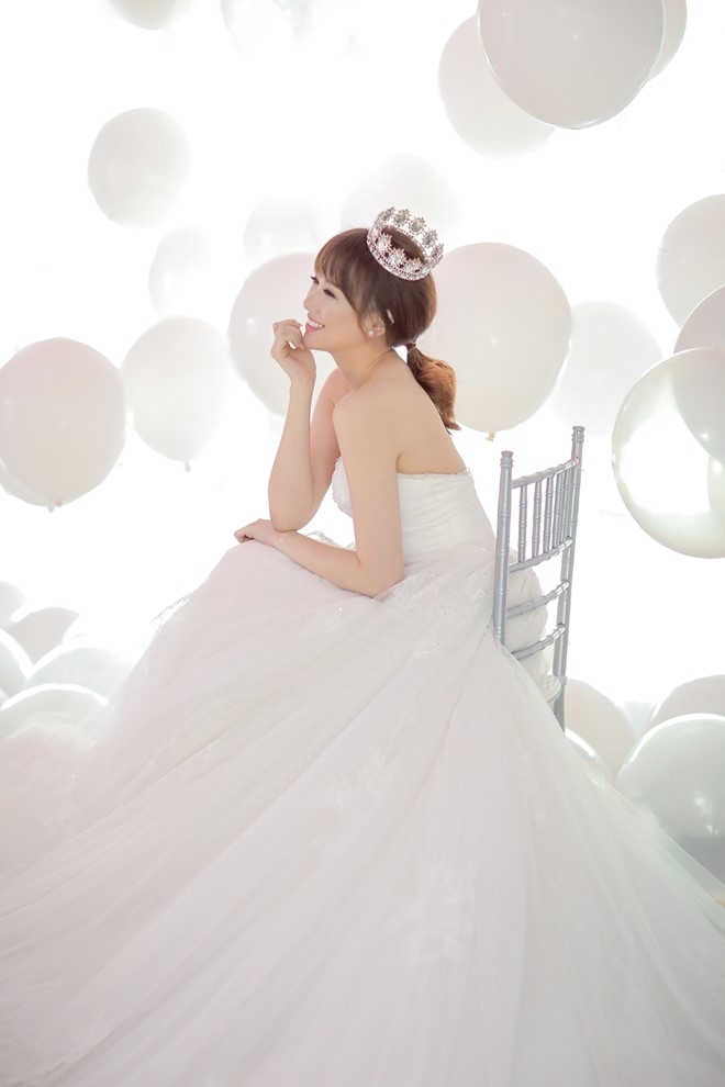 Hari Won - Tran Thanh tinh nghich trong anh cuoi hinh anh 2