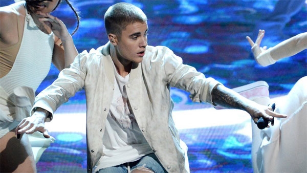mot-nam-be-boi-yeu-duong-u-da-va-cai-lon-cua-justin-bieber-8