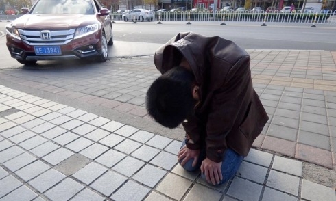 Nam thanh niên quỳ van xin để cứu mạng người yêu