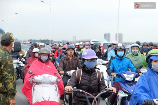 Hà Nội: Va chạm giao thông trên cầu Vĩnh Tuy, giao thông ách tắc nhiều giờ - Ảnh 8.