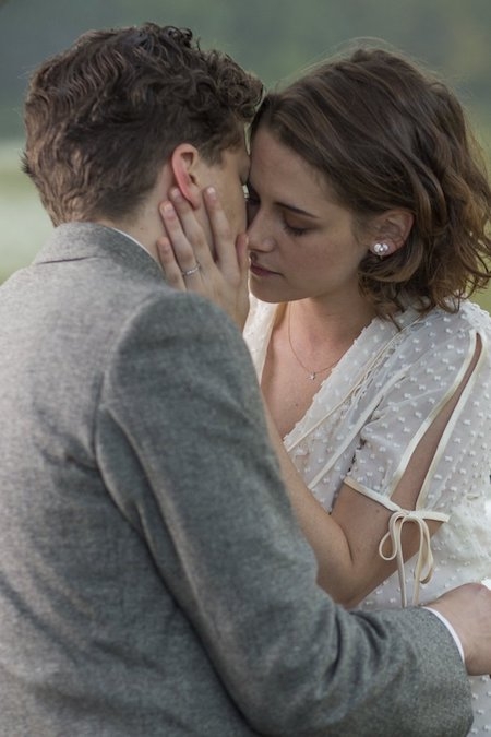 Đã là lần thứ ba Kristen Stewart và Jesse Eisenberg hoá thân thành người tình màn ảnh của nhau nên không có gì khó hiểu khi cảnh hôn của cặp sao này trong bộ phim “Café society” có được những xúc cảm hết sức tuyệt vời và chân thật