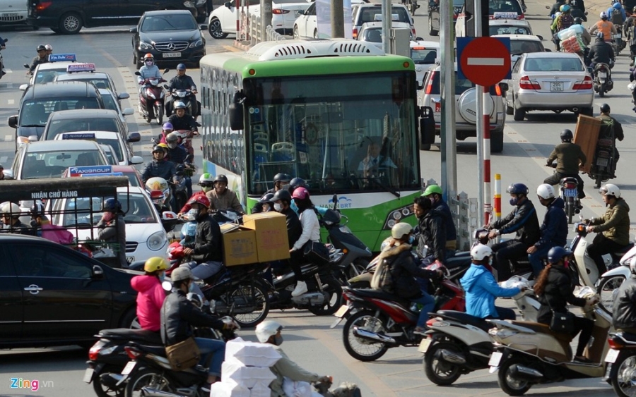 Buyt nhanh BRT bi xe may 'chan' dau khi chay thu nghiem hinh anh 1