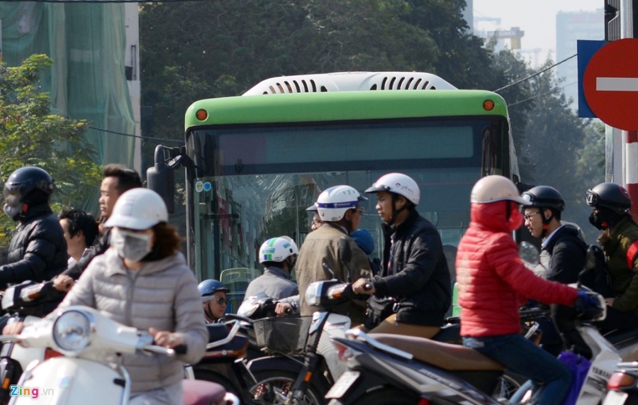 Buyt nhanh BRT bi xe may 'chan' dau khi chay thu nghiem hinh anh 2