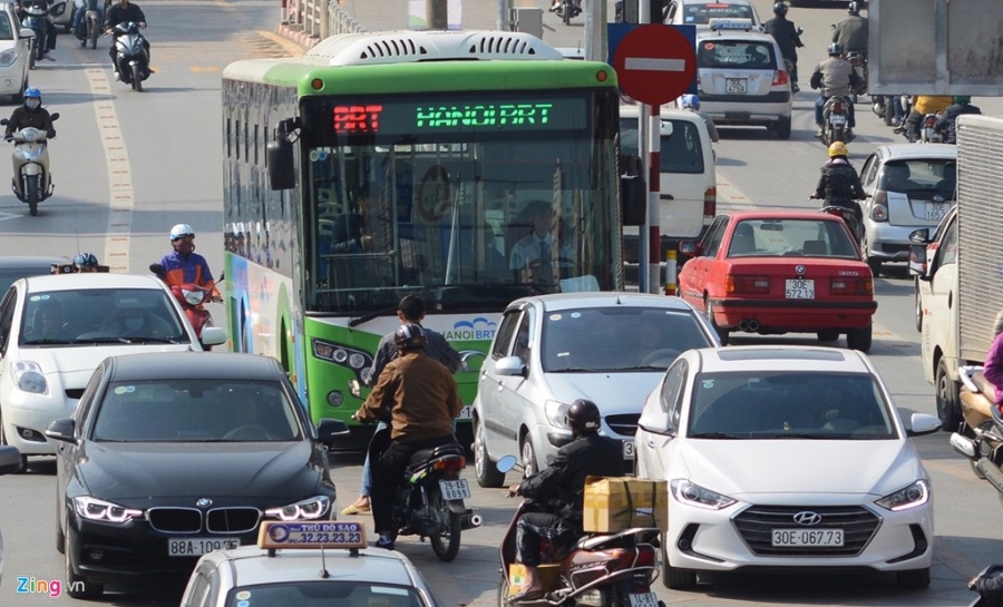 Buyt nhanh BRT bi xe may 'chan' dau khi chay thu nghiem hinh anh 3
