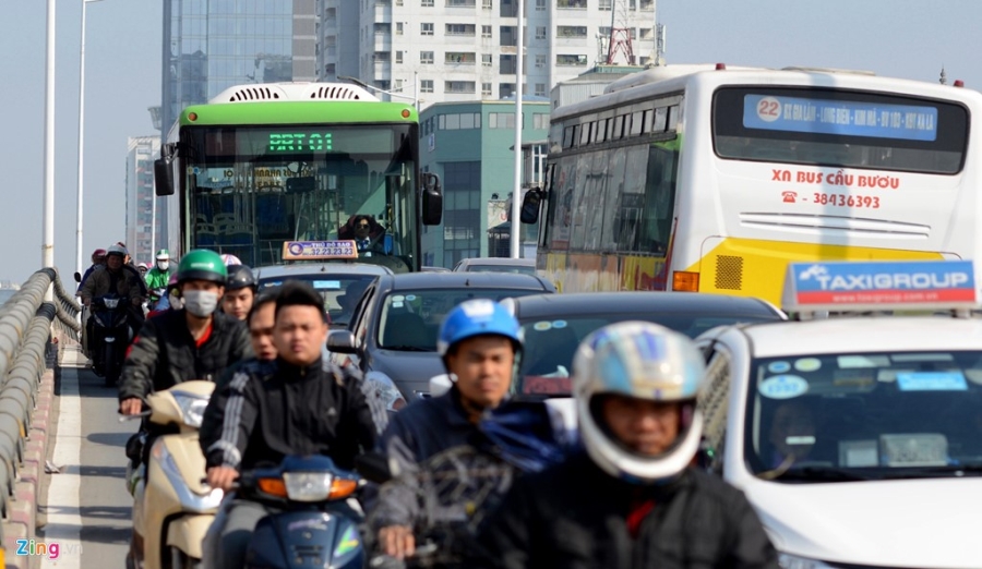 Buyt nhanh BRT bi xe may 'chan' dau khi chay thu nghiem hinh anh 4
