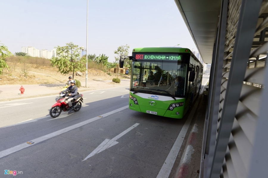 Buyt nhanh BRT bi xe may 'chan' dau khi chay thu nghiem hinh anh 5