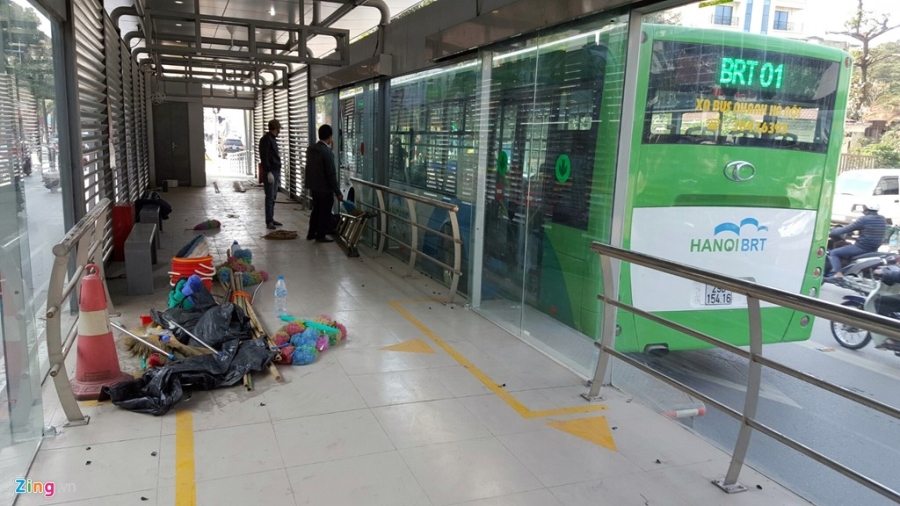 Buyt nhanh BRT bi xe may 'chan' dau khi chay thu nghiem hinh anh 9