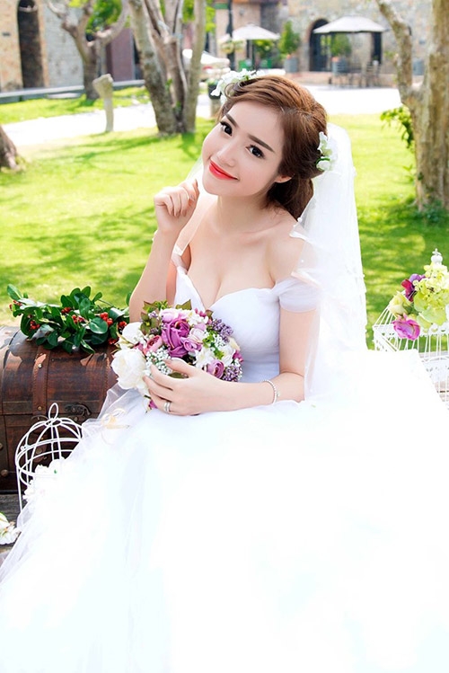 elly tran gay xon xao khi khoe anh mac vay cuoi ben 2 con - 3