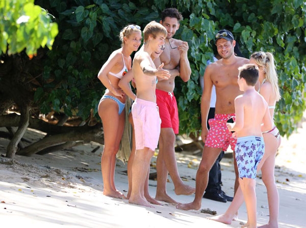 justin-bieber-duoc-ca-dan-fan-nu-om-va-bua-vay-tren-bai-bien-2