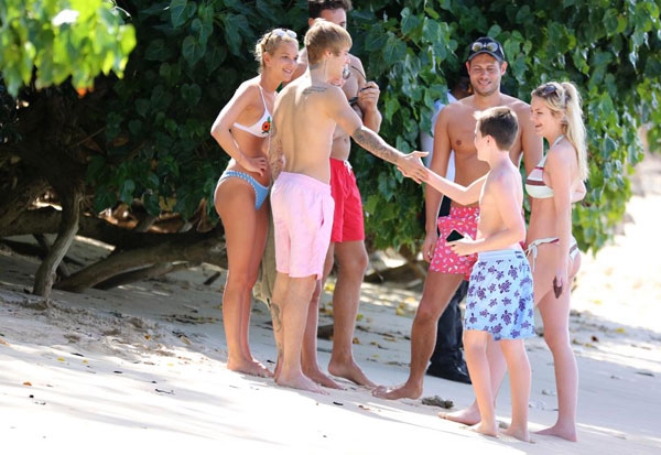 justin-bieber-duoc-ca-dan-fan-nu-om-va-bua-vay-tren-bai-bien-3