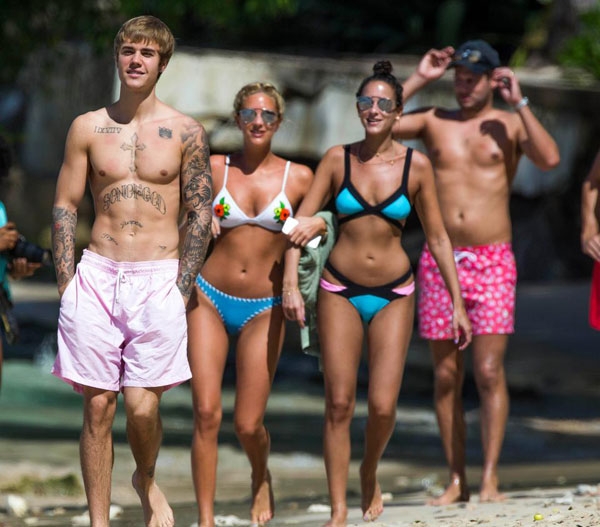 justin-bieber-duoc-ca-dan-fan-nu-om-va-bua-vay-tren-bai-bien-4