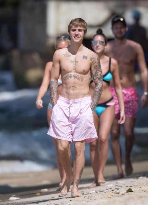 justin-bieber-duoc-ca-dan-fan-nu-om-va-bua-vay-tren-bai-bien-5