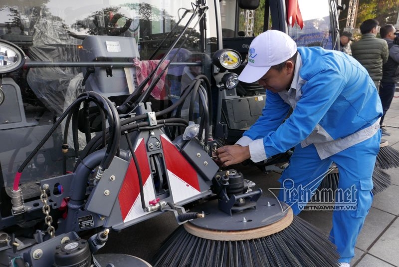 Siêu xe tiền tỷ dọn rác trên đường Hà Nội