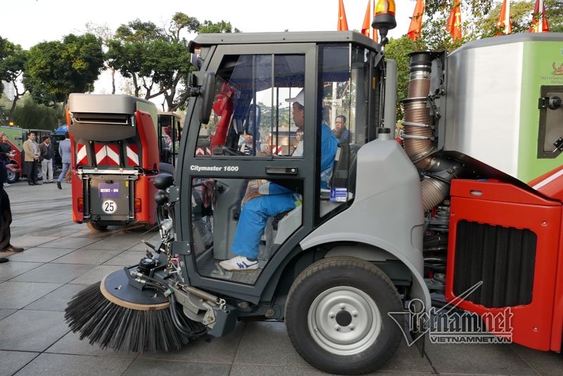 Siêu xe tiền tỷ dọn rác trên đường Hà Nội