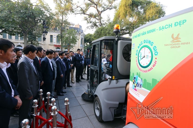 Siêu xe tiền tỷ dọn rác trên đường Hà Nội