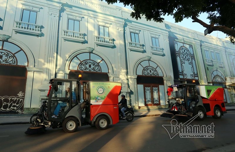 Siêu xe tiền tỷ dọn rác trên đường Hà Nội