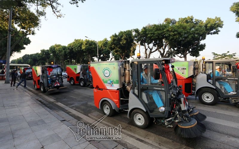 Siêu xe tiền tỷ dọn rác trên đường Hà Nội