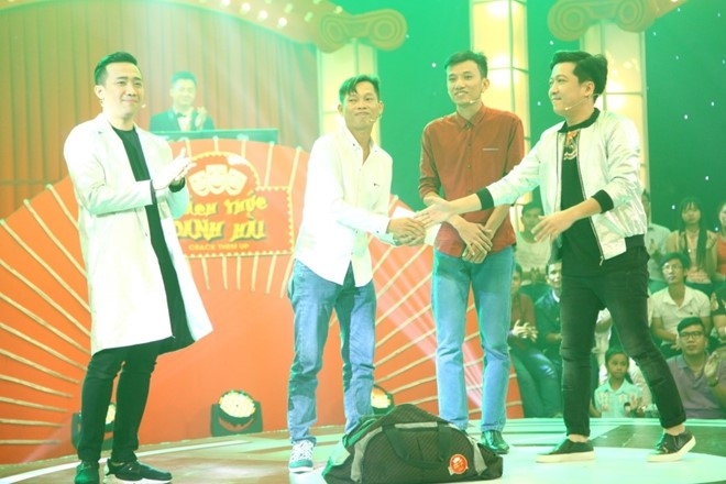 Tran Thanh tang thi sinh 10 trieu dong de chua benh cho vo hinh anh 2
